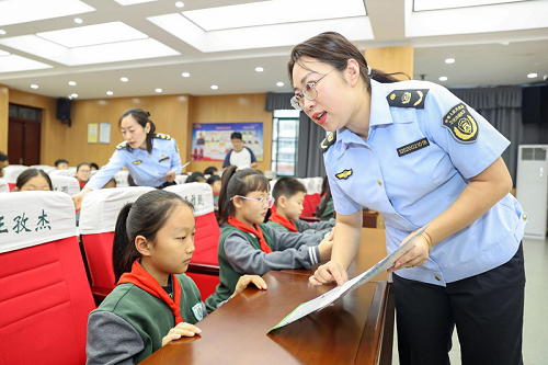 紅淮護(hù)苗進(jìn)校園 執(zhí)法護(hù)航助成長
—— 淮北市文化市場綜合行政執(zhí)法支隊(duì)開展主題活動(dòng)